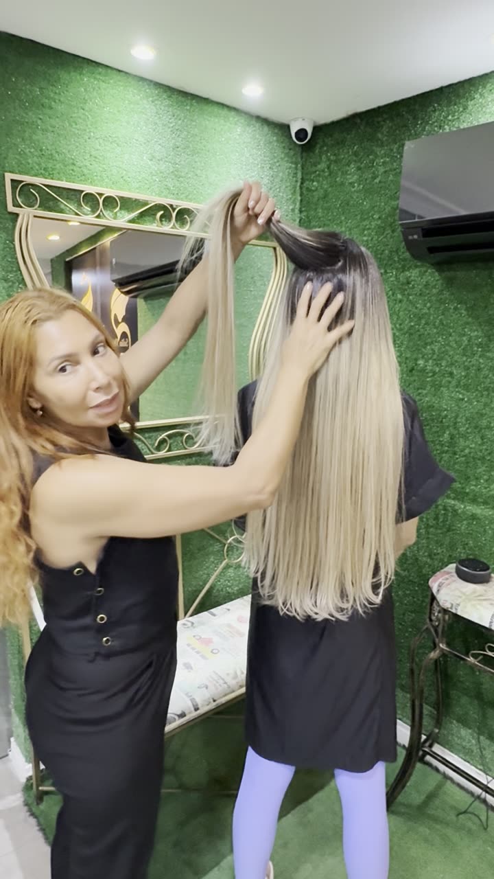 Janete aplicando mega hair no Salão Vitória